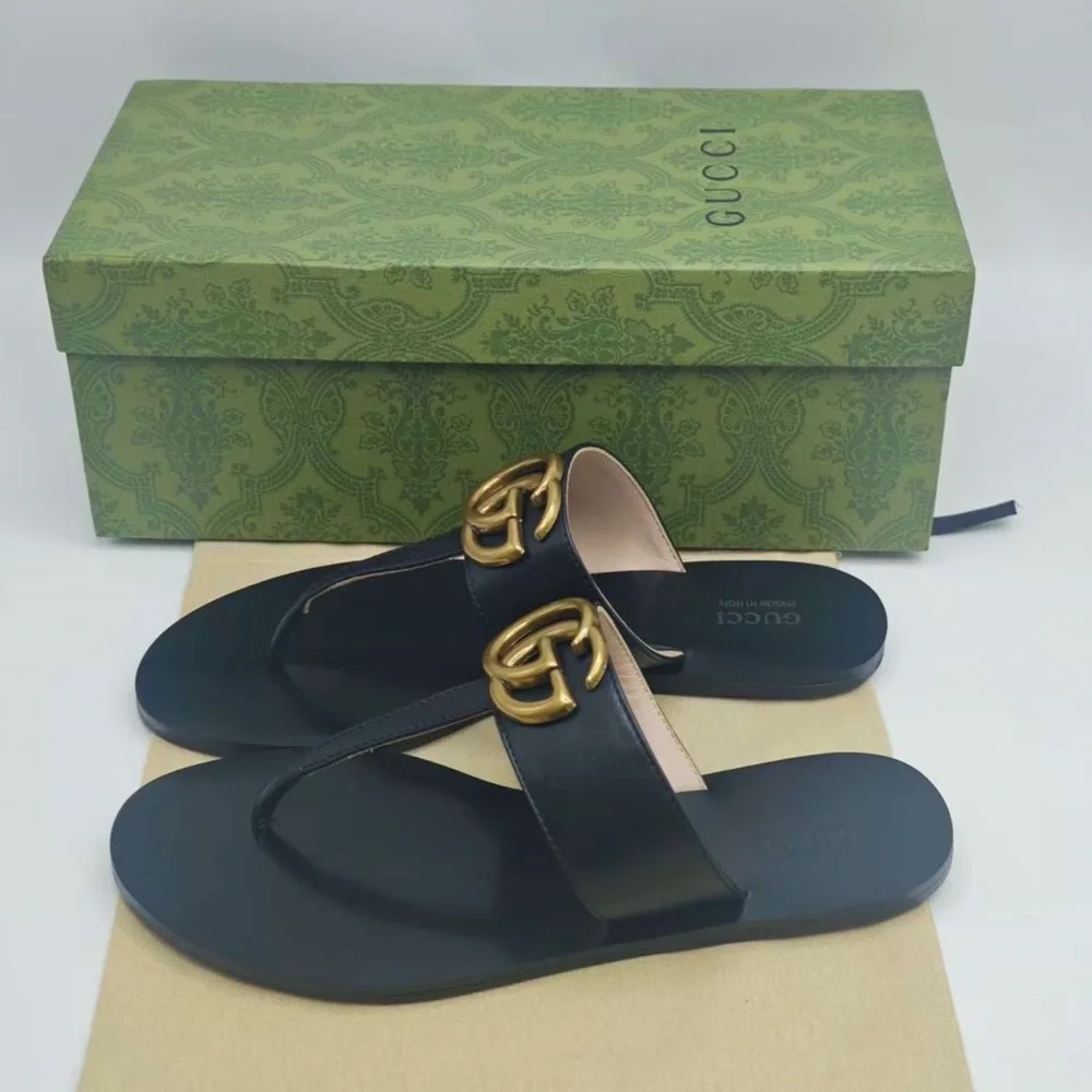 Gucci Black Leather Thong Sandals with Gold Double G